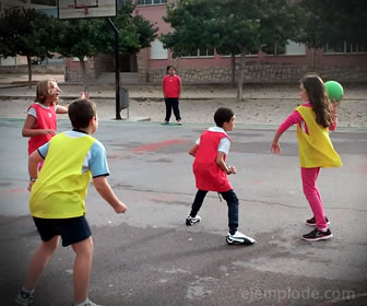 Juego de pases en una pista con participantes de dos equipos.