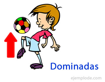 Ilustración de una jugadora elevando un balón con la pierna.