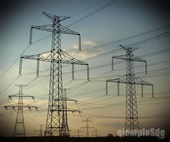 Torres y cables de una red eléctrica al atardecer.