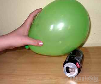 Globo junto a una lata sobre una mesa