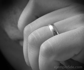 Manos en blanco y negro; un dedo lleva un anillo.