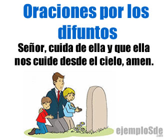 Familia junto a una sepultura, acompañada de una petición por una persona fallecida.